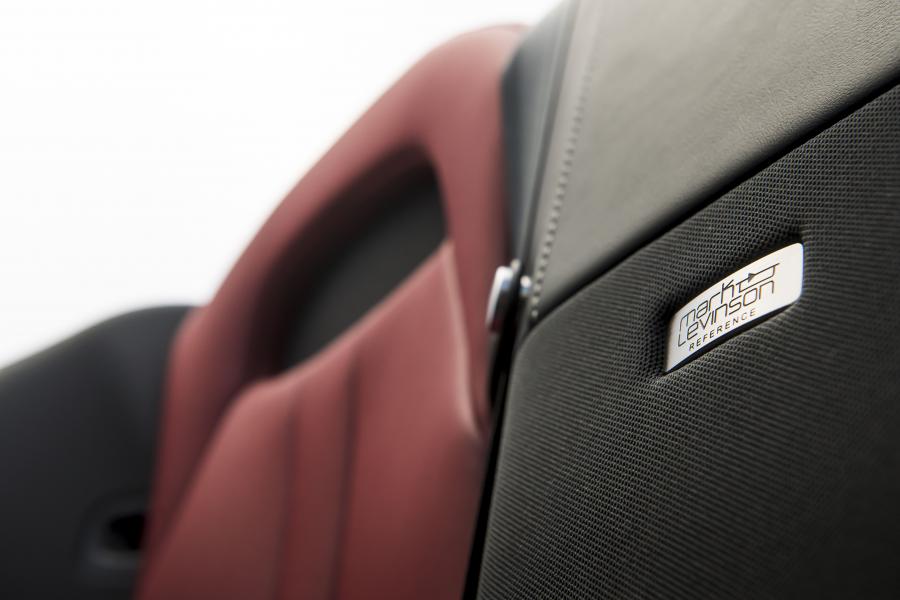 Детали интерьера Lexus LC500 Convertible 2020 года  (NA) (фото 35 из 42)